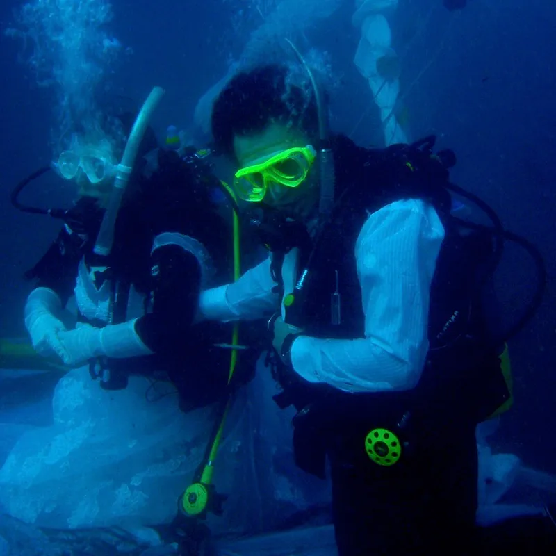 Underwater wedding, couple
