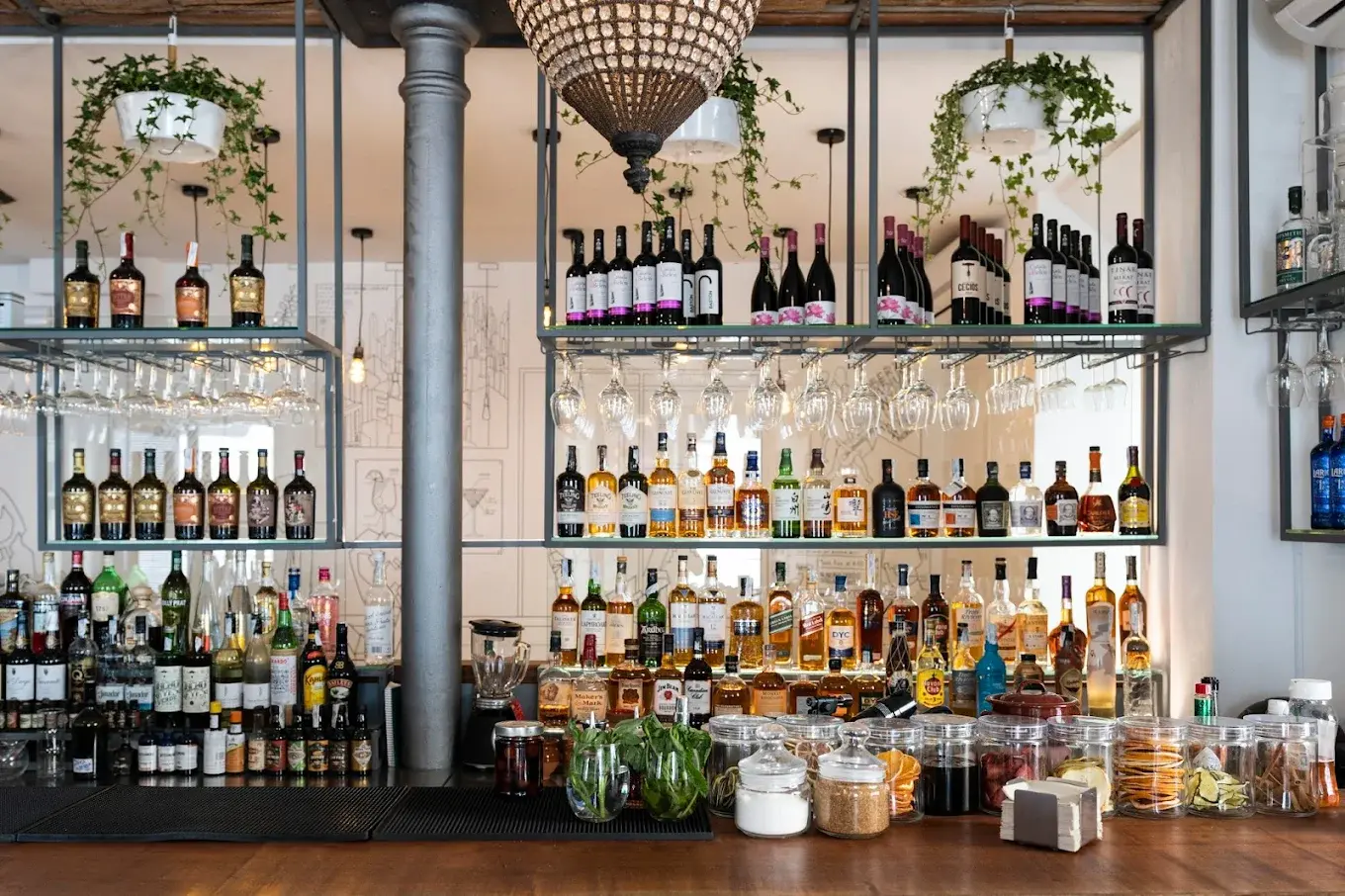 Entre Santos Cocktail Bar & Food y Su Coctelería Creativa