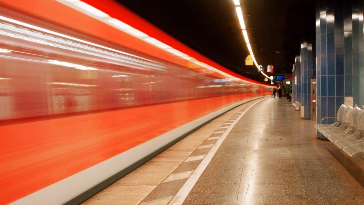 Schneller Zug in einem Berliner U-Bahnhof, Bewegung und dynamisches Stadtbild, Nahaufnahme, Innenraum, Bahnreisen, Public Transportation, Berlin.