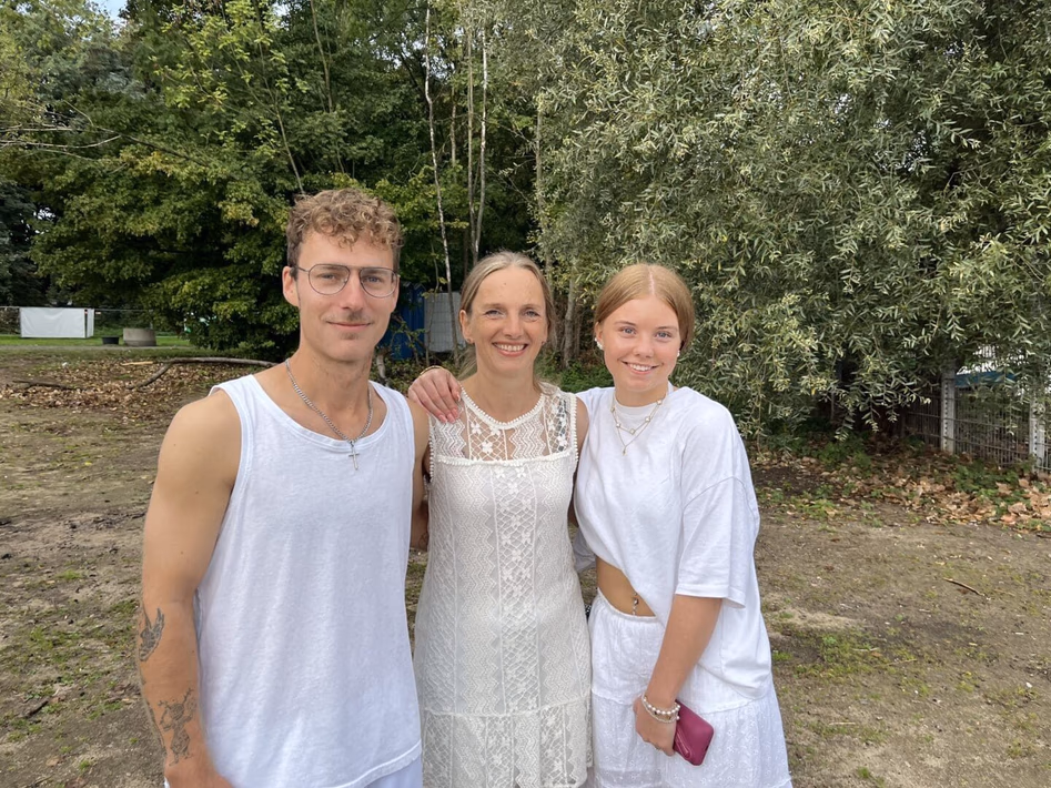 Familienfoto von drei Personen im Grünen bei Lindweiler, idyllischer Ort in Deutschland.