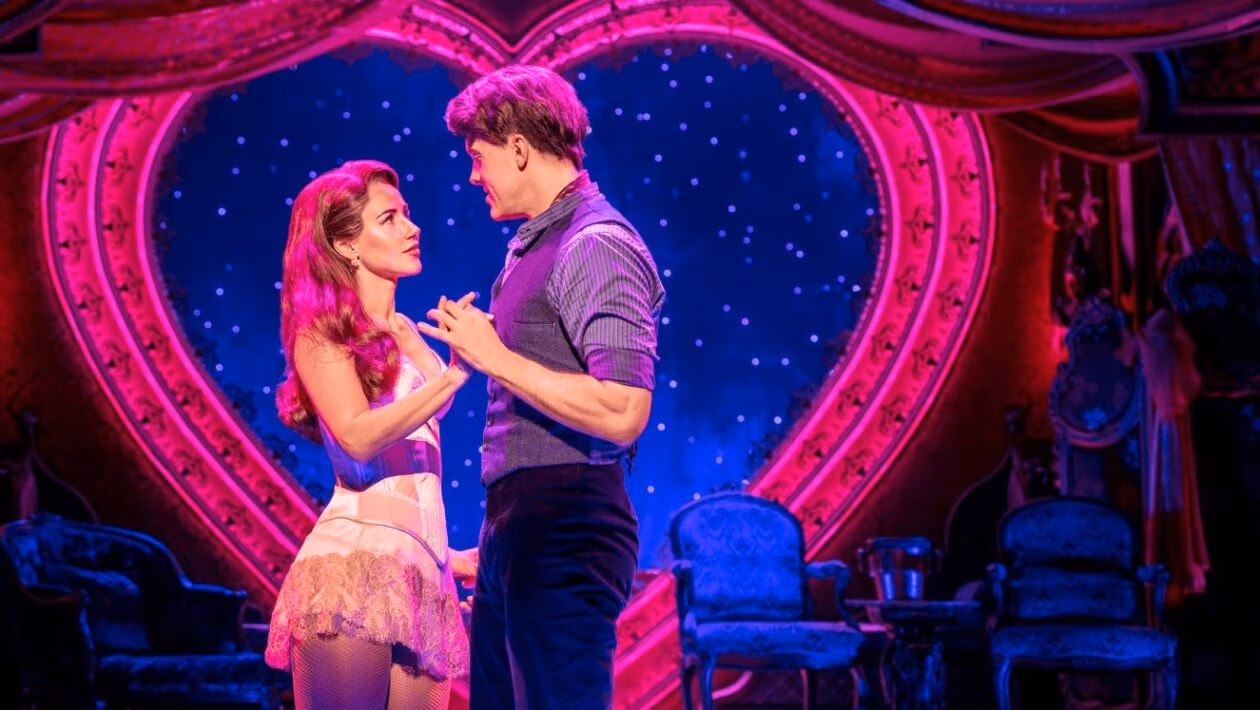 Szenenbild aus "Moulin Rouge! Das Musical" mit Sarah Engels als Satine, romantisches Duett auf der Bühne.