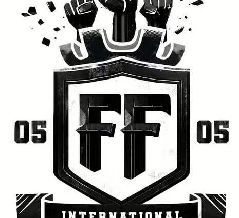 Logo für den Internationalen Tag des Fistings mit erhobenen Fäusten und dem Text 'International Day of Fisting'.