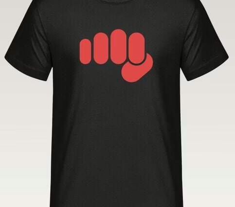 Schwarzes T-Shirt mit einem roten Faustsymbol auf der Vorderseite.